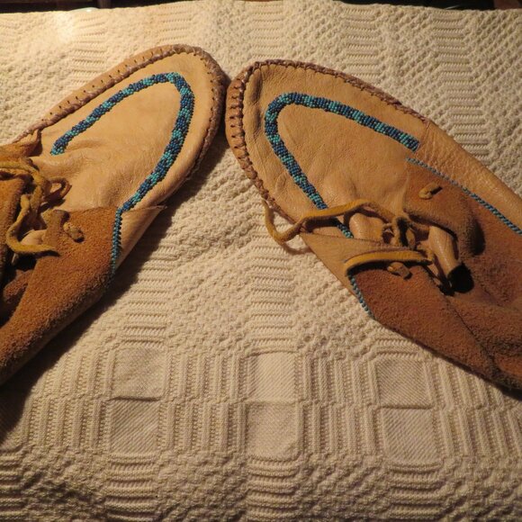 Vintage Native American Handmade Leather Turquoise Beaded Moccasins 10\